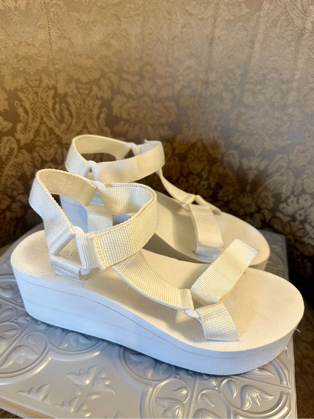 Wild Diva Lounge Helena White Platform Wedge Sandals Size 8 - Picture 3 of 8